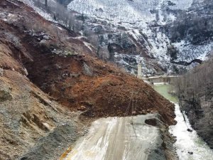 Giresun’da Heyelan İki Beldenin Yolunu Kapattı
