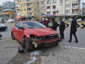 Otomobil İle Otobüs Çarpıştı, Bisikletli Sürücüler Kazayı Kılpayı Atlattı