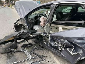 Sarıyer’de Hatalı Sollama Yapan Araç Karşı Yönden Gelen Araca Çarptı: 3 Yaralı