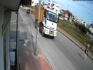 Sokak Köpeklerinden Kaçarken Kamyonun Altında Kalan Küçük Mahra Yaşam Mücadelesi Veriyor