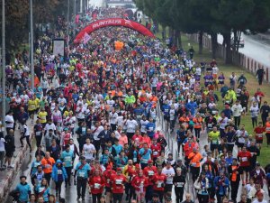 Runantalya’da Binlerce Koşu Tutkunu Yağmur Durduramadı