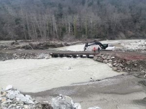 Ayancık’ta Yıkılan Geçici Köprü, Onarılarak Araç Trafiğine Açıldı