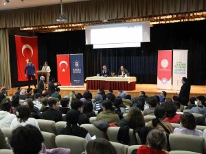 Liseliler Münazarada Karşı Karşıya Geldi