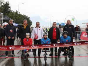 Başkan Böcek 17’nci Antalya Maratonu’na Katıldı