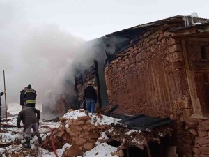 Bayburt’ta Çıkan Yangında 3 Ev Kullanılamaz Hale Geldi