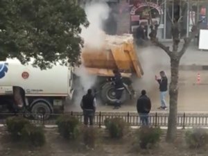 Bilecik’te Aracının Lastiği Tutuşan Sürücü Alevleri Söndürmek İçin Büfeden Su Taşıdı
