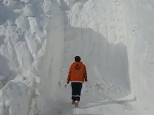 Van-bahçesaray Karayoluna Çığ Düştü, Kar Kalınlığı 10 Metreyi Buldu
