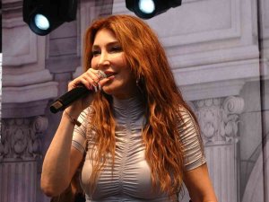 Hande Yener, Sevenlerini Mini Konserle Coşturdu