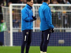 Mesut Özil Yedek Kulübesinde