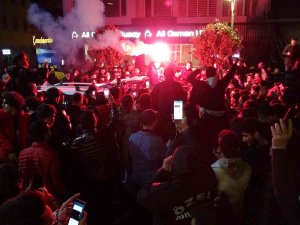 Trabzonsporlu Taraftarlar Fenerbahçe Maçı Beraberliğini Kutladı