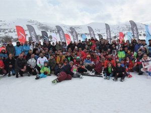 Kop Kayak Merkezi’nde Düzenlenen Kayak Yarışları Nefes Kesti
