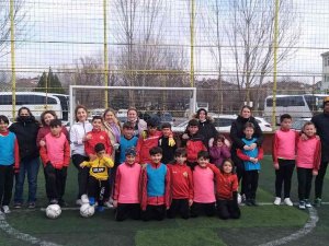 Anneler Attı Çocukları Tuttu