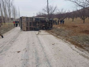 Virajı Alamayan Kamyon Devrildi: 1 Ölü, 1 Yaralı