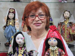 Geleneksel Kıyafetlerle Süslenen Bebekler