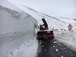 Uludere-uzungeçit’e Çığ Düştü, Yol Saatler Sonra Ulaşıma Açıldı