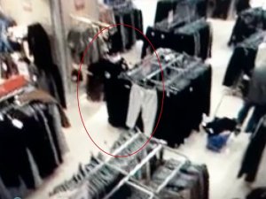 Mağazada Müşterinin Çantasından Para Çalan Hırsız, Aynı İşyerindeki Güvenlik Görevlisi Çıktı
