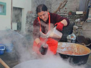 90 Yıldır Aynı Yöntemle Hurma Pekmezi Yapıyorlar
