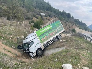 Kontrolden Çıkan Kamyon Devrildi