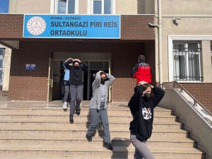 Sultangazi’deki Okullarda Eş Zamanlı Deprem Tatbikatı Yapıldı