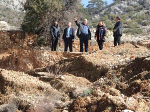 Karaman’da Heyelan Zeytin Ağaçlarını Kökünden Söktü, Köy Yolunu Ulaşıma Kapattı