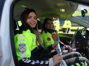 Van Polisinden Kadın Sürücülere Sürpriz