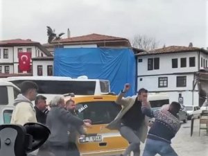 Taksici İle Minibüsçünün Yumruk Yumruğa Kavgası Kamerada