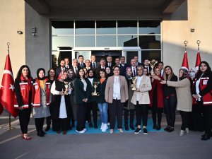 Bocce Turnuvasında Dereceye Giren Takımlar Kupalarını Bakan Yanık’tan Aldı