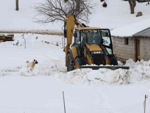 Erzincan’ın Yüksek Rakımlı Geçit Noktalarında Kar, Tipi Etkili Oldu