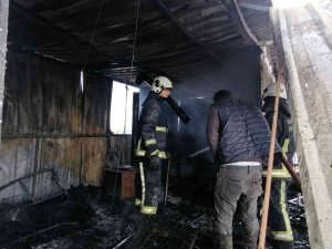 Yangın İki Katlı Prefabrik Binayı Küle Çevirdi