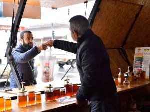 Bal Evinde Ayda 1 Ton Bal Satılıyor