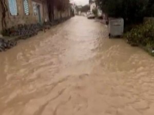 Ünlü Tatil Merkezi Çeşme’de Yağmur Ve Dolu Hayatı Felç Etti