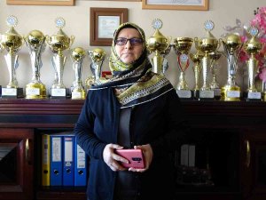 28 Şubat Mağduru Ayten Hoca, Yüksekova’nın En Başarılı Müdiresi Oldu