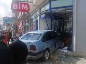 Samsun’da Otomobil Markete Girdi: 2 Yaralı