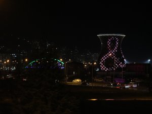 Rize'deki Çay Bardağı Kulesi Kadınlar Günü dolayısıyla aydınlatıldı
