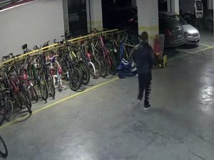 Otoparktan Bisiklet Ve Elektrikli Scooter Çalan Hırsız Kamerada