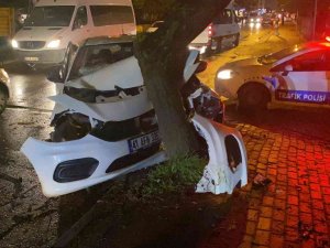 İ̇ş Makinesini Sollamaya Çalışan Otomobil Ağaca Girdi: 1 Yaralı