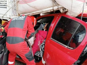 Otomobil Kamyonun Altına Girdi: 1 Yaralı