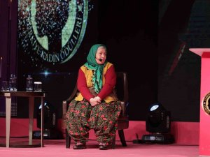 ’Yılın Tiyatrocusu’ Ümmiye Koçak