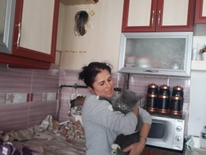 Bacaya Sıkışan Kediyi İtfaiye Ekipleri Kurtardı