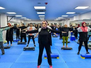 Esenyurt’ta Step Aerobik Derslerine Kadınlardan Yoğun İlgi