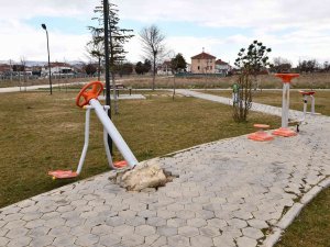 Tepebaşı’nda Parklar Magandaların Hedefi Oldu