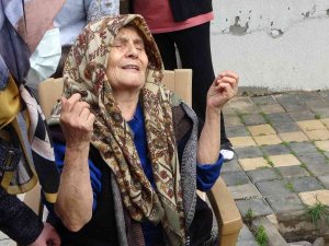 Küle Dönen Evin İçerisinden Zor Kurtulan Yaşlı Kadın, Yanan Paralarına Ağladı