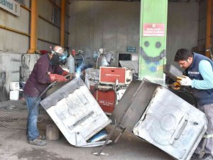 Tarsus Belediyesi, 2021 Yılında 2 Bin 150 Çöp Konteynerini Geri Kazandırdı