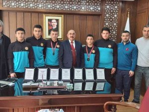 Şampiyon Güreşçiler, Milli Eğitim Müdürünü Ziyaret Etti