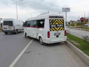 Mikser İle Okul Servisinin Çarpışma Anları Güvenlik Kamerasına Yansıdı
