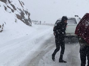 Şemdinli Yolu Yoğun Kar Yağışı Nedeniyle Ulaşıma Kapandı