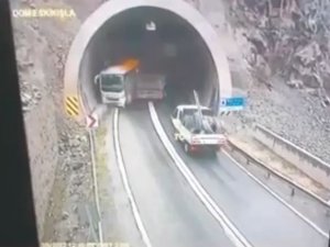 Kontrolden Çıkan Tır Tünel Girişinde Yolcu Otobüsüne Böyle Çarptı