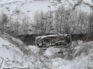 Minibüs Uçuruma Devrildi: 4 Yaralı
