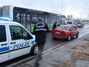 Silahla Yaralandı, Hastaneye Giderken Yakıtı Bitti
