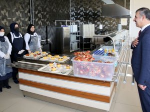 8 Mart’ta Rektör Çiftçi’den Kadınlara Tatlı İkramı